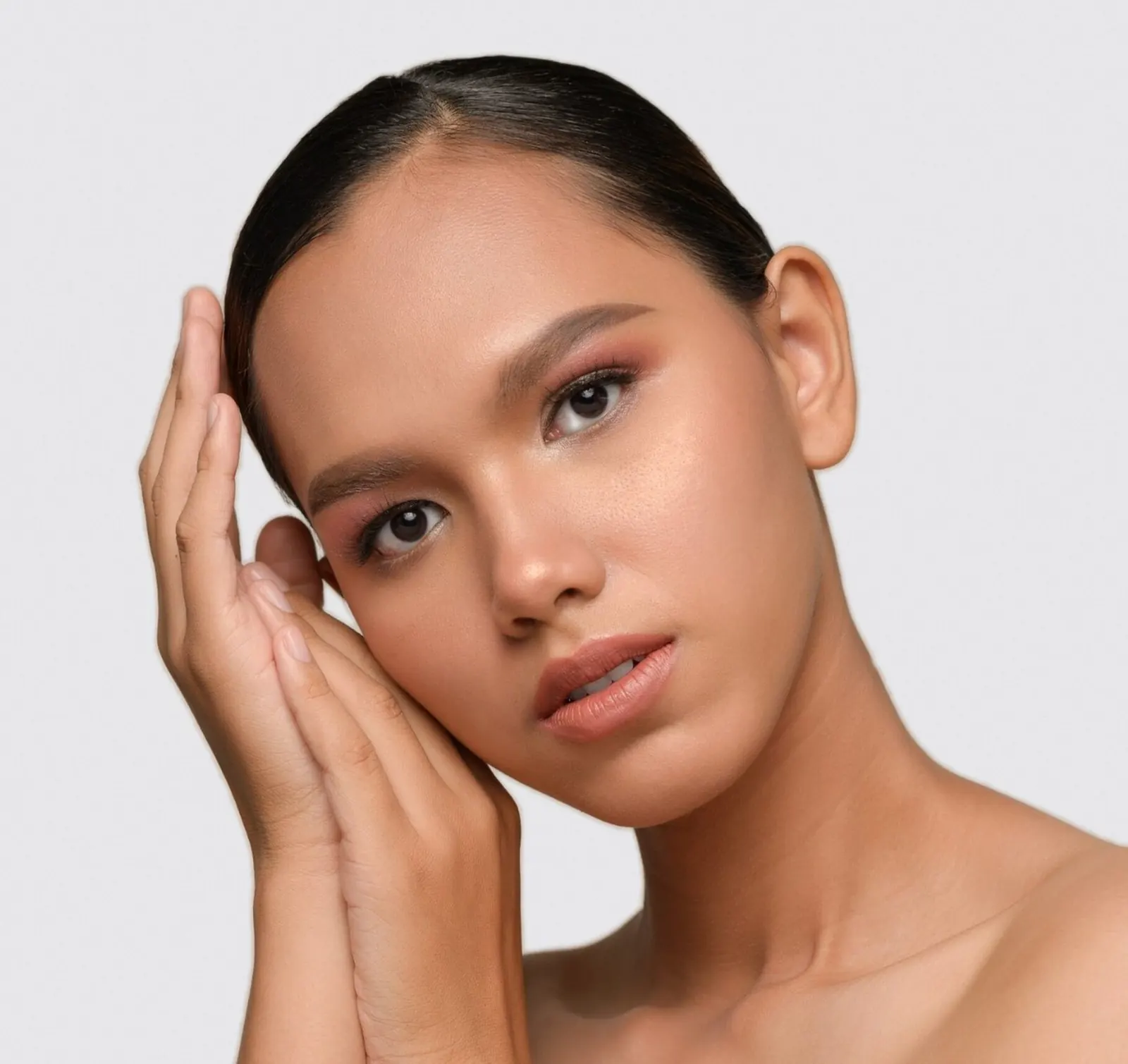 Woman with a smooth, relaxed forehead and brow